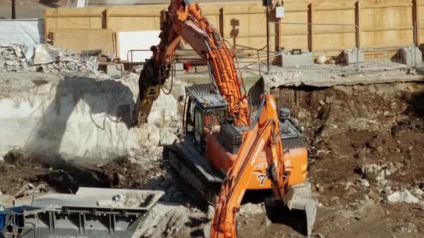 挖掘机在拆除现场作业 — 图库视频影像