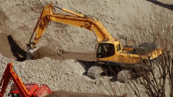 Excavadoras que trabajan en un sitio de demolición — Vídeos de Stock