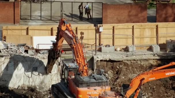 Excavatoare care lucrează într-un loc de demolare — Videoclip de stoc