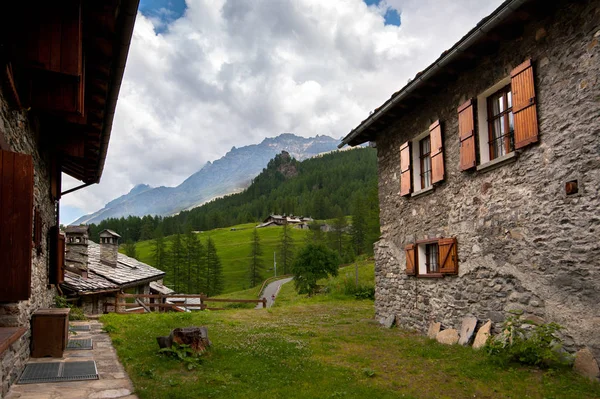 Casa Tradicional Com Persianas Aldeia Alpina Com Vista Para Montanha — Fotografia de Stock