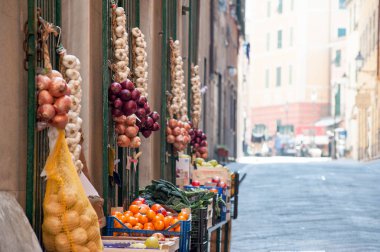 Meyve, sebze ve diğer yiyecek, Camogli, İtalya sokaklarında satan küçük bir dükkan.