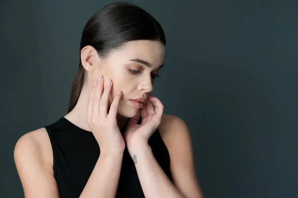 Beauté portrait jeune brunette modèle sur sombre avec les mains — Photo