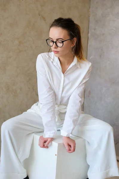Γυναίκες σε λευκό ρούχα μόδας κάθισμα στον κύβο — Φωτογραφία Αρχείου