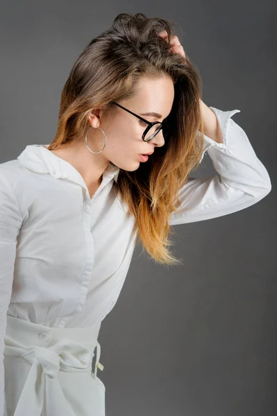 Mulheres em copos lagoa, em roupas brancas e com cabelo bonito — Fotografia de Stock