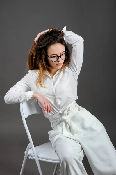 Femmes en lunettes de réflexion, vêtues de vêtements blancs — Photo