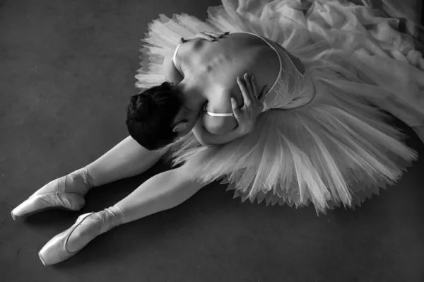 Junge Ballerina macht Übungen gebogen und Arme um den Rücken — Stockfoto