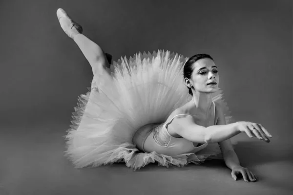 Uma jovem bailarina graciosa vestida com um tutu branco — Fotografia de Stock