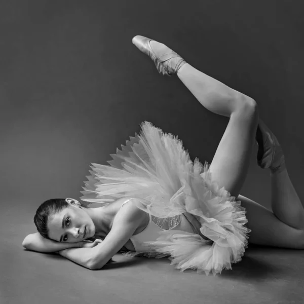 Bailarina no chão do estúdio deitado — Fotografia de Stock
