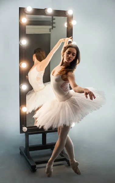 Joven Hermosa Bailarina Está Posando Cerca Espejo Grande Con Piso —  Fotos de Stock