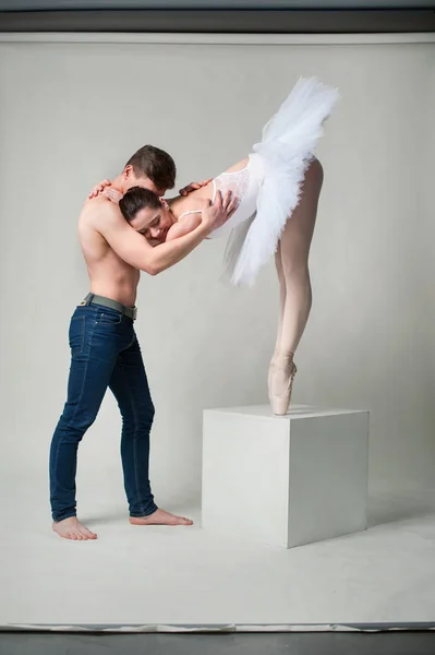 Relações românticas entre bailarina e parceiro de balé . — Fotografia de Stock