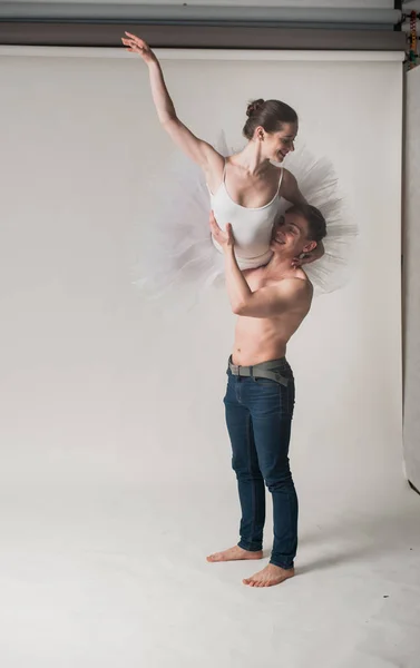Relações românticas entre bailarina e parceiro de balé . — Fotografia de Stock