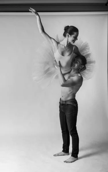 Casal apaixonado entre bailarina e parceiro de balé. Preto e branco — Fotografia de Stock