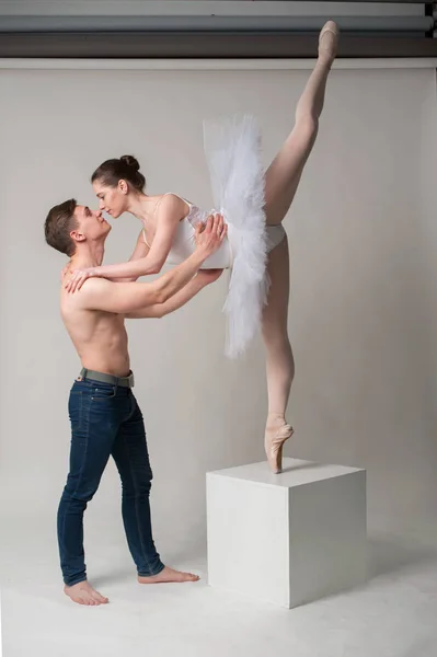 Балетная пара танцоров в любовных отношениях . — стоковое фото