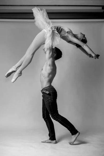 Casal apaixonado entre bailarina e parceiro de balé . — Fotografia de Stock