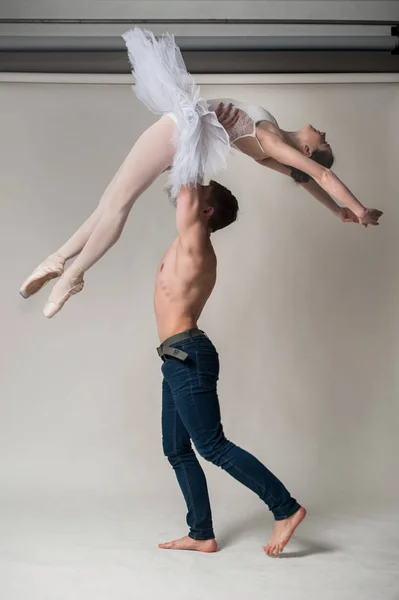 Pareja enamorada entre bailarina y pareja de ballet. Blanco y negro —  Fotos de Stock