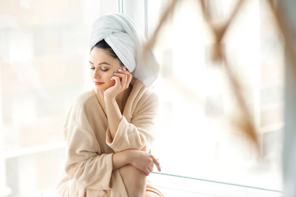 Retrato de hermosa chica y toalla en la cabeza en albornoz, concepto de relajación de estilo casero después de la ducha . —  Fotos de Stock
