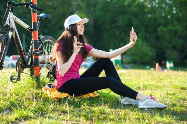 Bisikletli genç bir kızı selfie çekerek parkta iyi vakit geçirin.