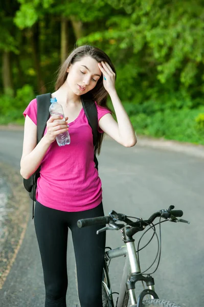 Žena Cyklistka Lahví Vody Pitím Kole Sportovkyně Lese — Stock fotografie