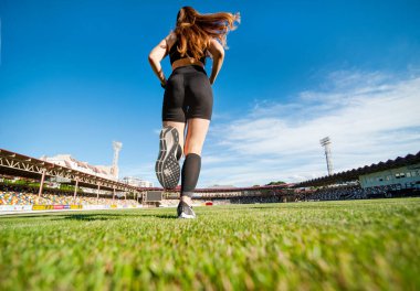 Kız koşuyor, bacaklar kapalı, arkadan alt manzara