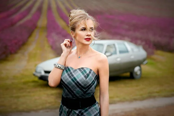Krásná Blondýnka Oblečená Francouzském Stylu 80Th Chůze Retro Auto Blízkosti — Stock fotografie
