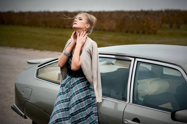 Mladá Krásná Žena Chůze Blízkosti Retro Auto Blízkosti Lavander Pole — Stock fotografie