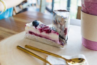 yaban mersinli pasta kesme blok kafede üzerinde