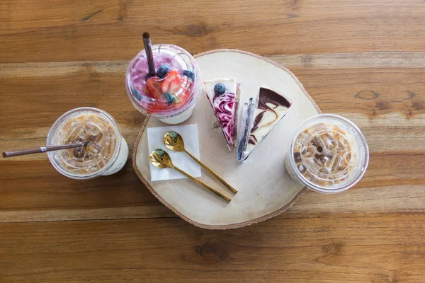 Flatlay アイス コーヒー ブルーベリー ケーキとカフェで木製のテーブルでスムージーの飲料セット — ストック写真