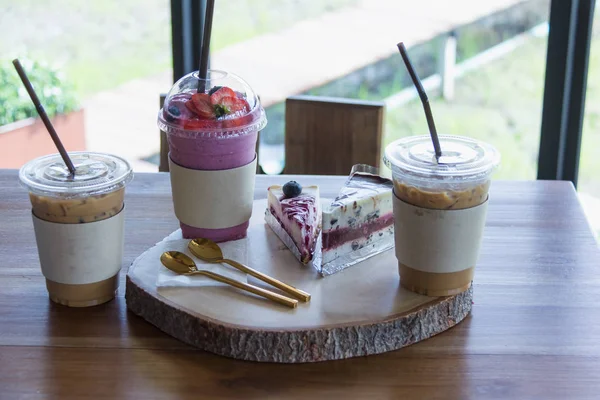 Minuman Set Kopi Blueberry Cake Dan Smoothie Meja Kayu Kafe — Stok Foto
