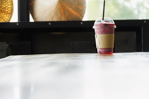 冰蓝莓冰沙杯在木桌与帽子泰国样式 — 图库照片