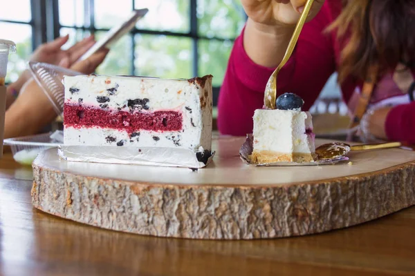 Perempuan Menggunakan Sendok Untuk Meraup Kue Blueberry Dari Balok Pemenggalan — Stok Foto