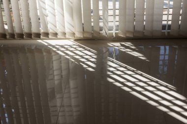 Evde kapı perdesi ile Güneş ışığı