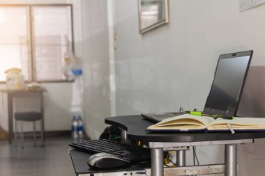 Bilgisayarlar evin yakınındaki aksesuarlı masada.