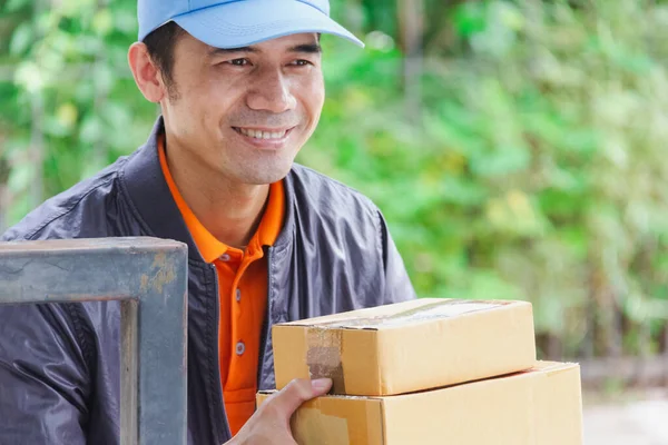 Ασιατικό Delivery Man Χαμογελώντας Φορούν Μπλε Καπέλο Στέκεται Έξω Πλευρά — Φωτογραφία Αρχείου