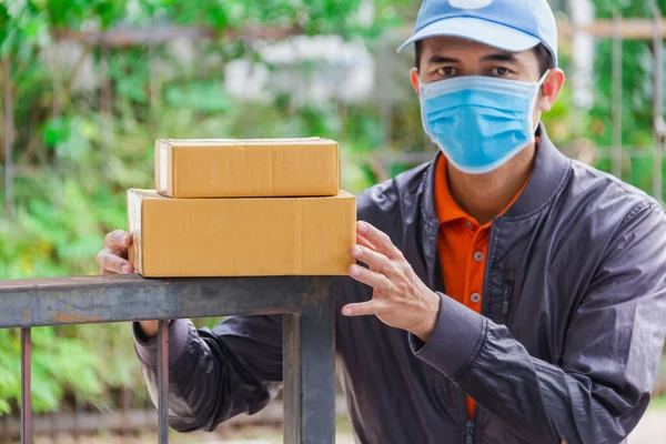Χαρτονένιο Κουτί Μεταλλικό Φράχτη Του Σπιτιού Ασιατικό Delivery Man Φορούν — Φωτογραφία Αρχείου