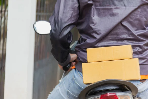Kotak Pos Kosong Pada Sepeda Motor Dengan Pria Pengiriman Duduk — Stok Foto