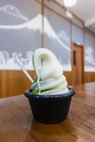 Два Тони Морозива Зеленим Чаєм Молоком Чашці Одягнені Дерев Яний — стокове фото