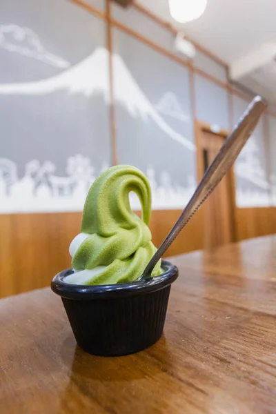 Sorvete Chá Verde Xícara Posta Mesa Madeira Restaurante — Fotografia de Stock