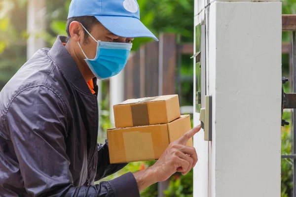 Delivery Man Φορούν Υγιεινή Μάσκα Και Μπλε Καπάκι Πιέζει Κουδούνι — Φωτογραφία Αρχείου