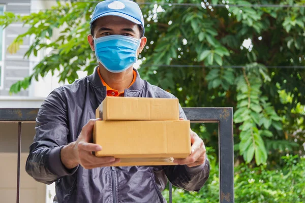 Ázsiai Kifutófiú Állni Ház Területén Kéz Kézben Tartsa Postaláda Ügyfél — Stock Fotó