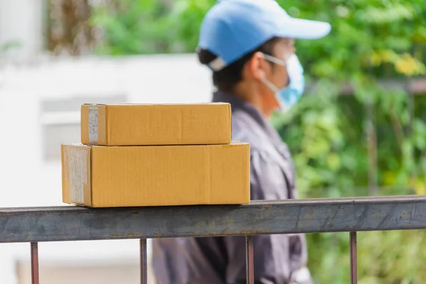 Fokus Auf Braunen Karton Mit Liefermann Tragen Hygienemaske Und Blaue — Stockfoto