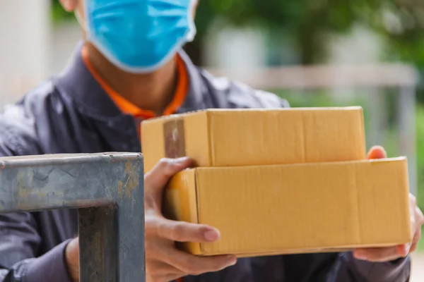 Fokus Pada Kotak Kardus Diletakkan Pada Pagar Logam Rumah Dengan — Stok Foto