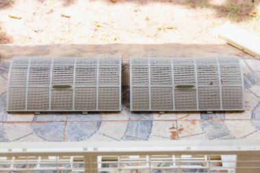 Klima filtresi çok kirlidir. Üniteden çıkarıldıktan sonra temiz bir şekilde yere koyun.