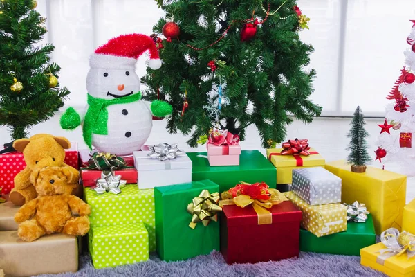 Прикрасою Різдвяної Події Різдвяна Ялинка Ведмедик Подарункова Коробка Кімнаті — стокове фото