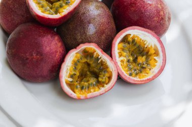 Tutku meyvesi ve undan yapılmış, üzerine hindistan cevizi suyu serpiştirilmiş, beyaz fincanda susam tohumu serpiştirilmiş ve yanına taze tutku meyvesi serpiştirilmiş Tayland tatlısına krong krang denir.