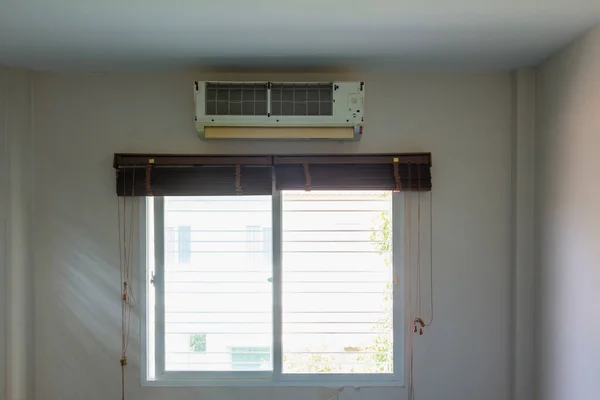 Havalandırma Soğutma Bobini Onarılana Kadar Plastik Örtüyü Kaldırdı Odada Güneş — Stok fotoğraf