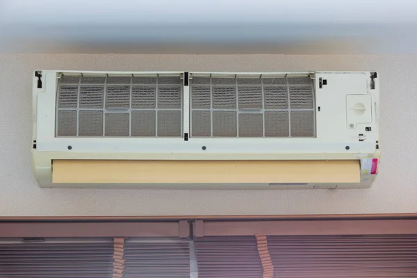 Abdeckung Der Klimaanlage Wurde Entfernt Bis Sie Für Den Luftfilter — Stockfoto