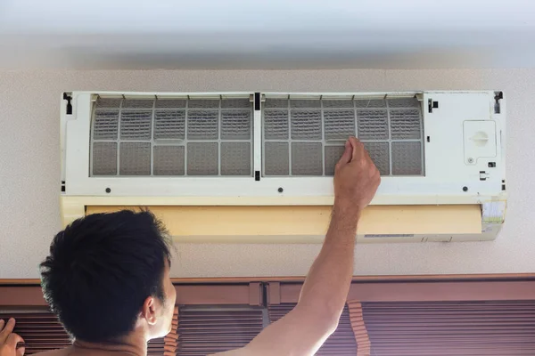 Man Remove Air Conditioner Cover Visible Air Filter Waiting Clear — Stock Photo, Image