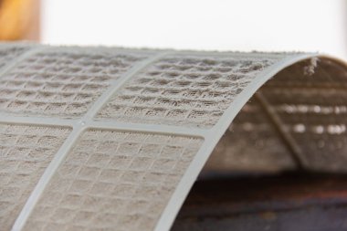 Klima filtresi çok kirlidir. Üniteden çıkarıldıktan sonra temiz bir şekilde yere koyun.