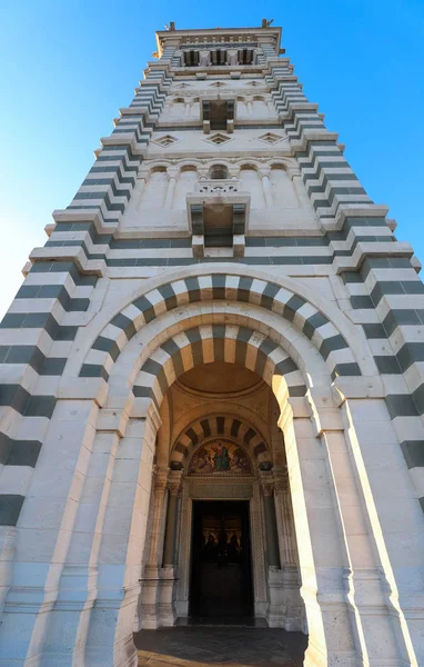 Natursköna Stenen Bell Tower Notre Dame Garde Basilica Ligger Toppen — Stockfoto