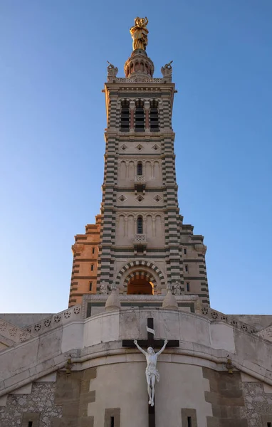 Natursköna Stenen Bell Tower Notre Dame Garde Basilica Ligger Toppen — Stockfoto